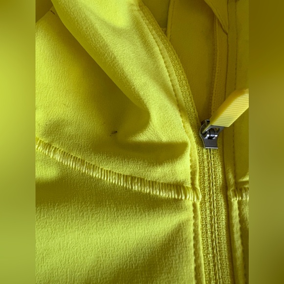 Lululemon must over windbreaker sonic yellow sz 4 read flaws - Picture 5 of 6